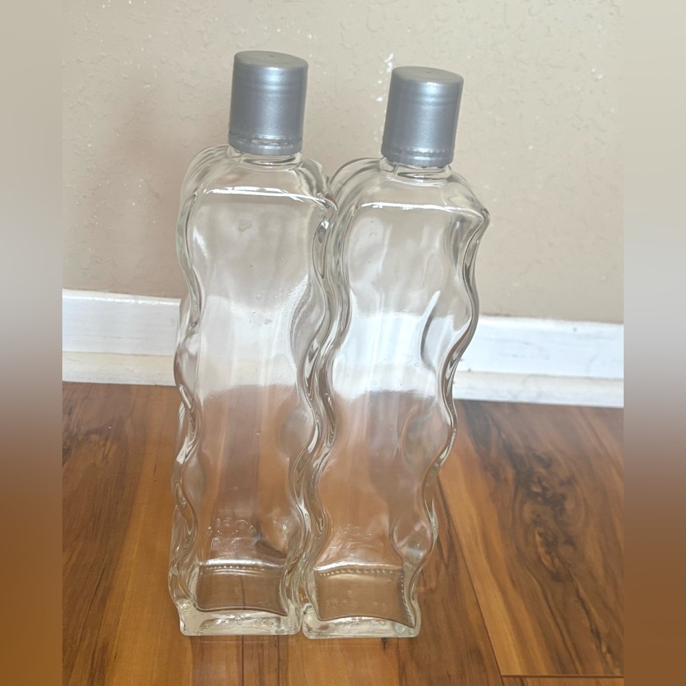 2 Glass curved wave shape detailed dry good storages twist top containers